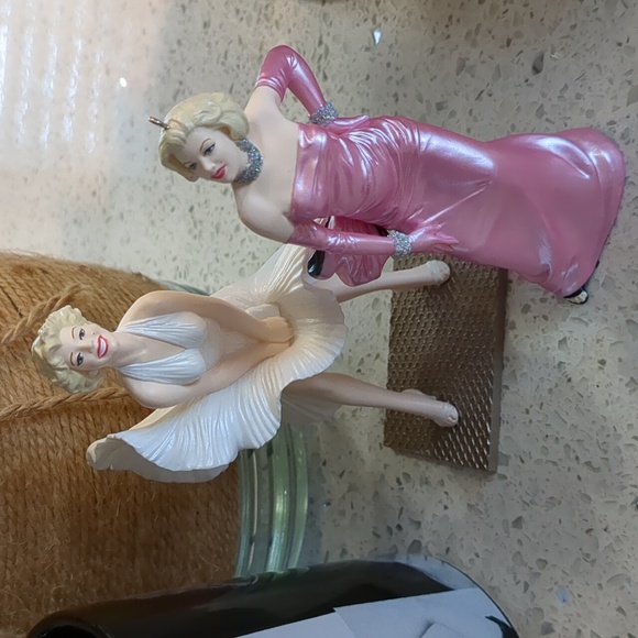 MARILYN MONROE MUG,BOOK And 2 ORNAMENTS BUNDLE - Picture 4 of 4